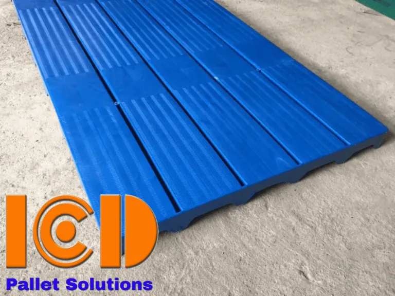 Tấm pallet nhựa lót sàn mặt nan màu xanh dương ghép sát nhau trên nền xi măng