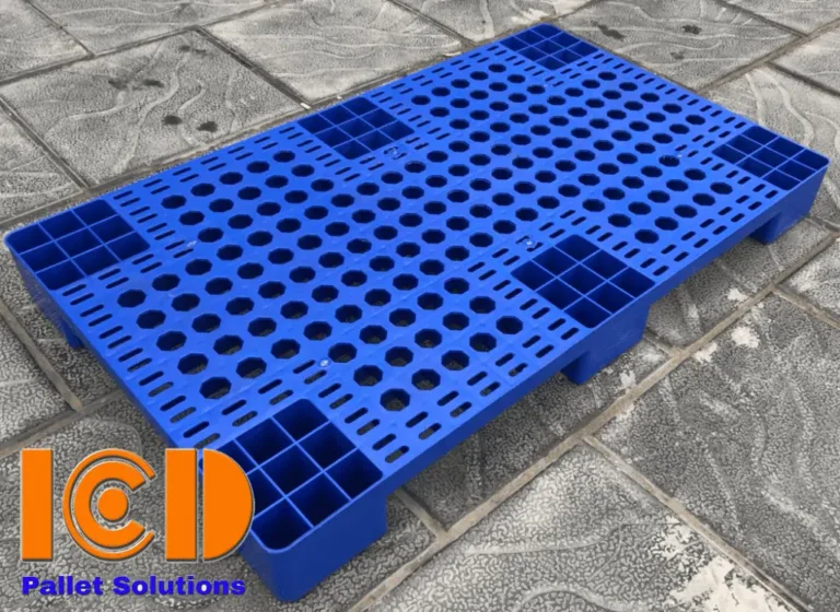 Pallet nhựa lót sàn mặt lưới có chân màu xanh dương, ICD Việt Nam