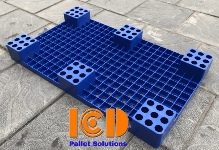 Mặt dưới pallet nhựa lót sàn PL04-LS 1000x600x100 mm màu xanh dương với 6 chân gù
