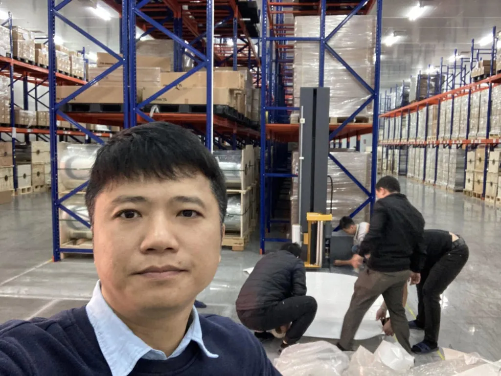 Đại diện ICD Việt Nam bên máy quấn màng đã lắp trong kho có kệ pallet