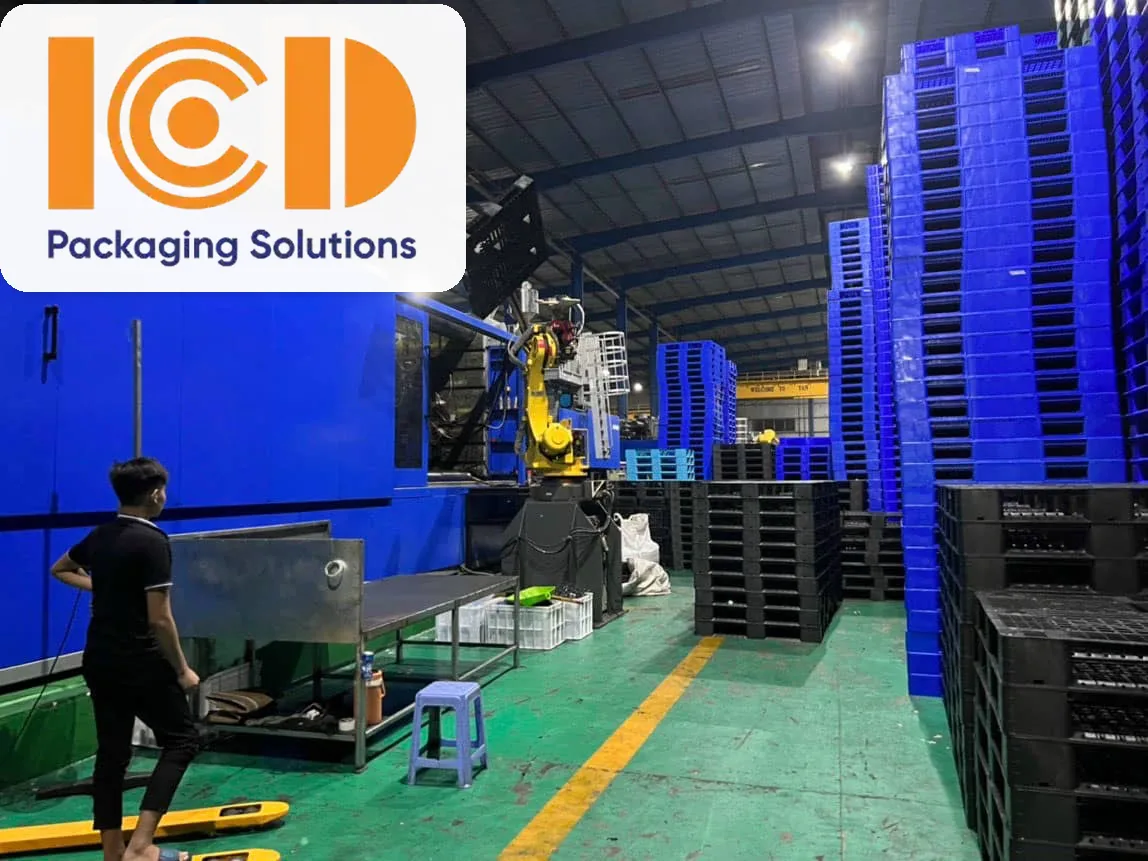 Nhà xưởng ICD Việt Nam với nhiều chồng pallet nhựa xanh và đen xếp cao theo từng mã