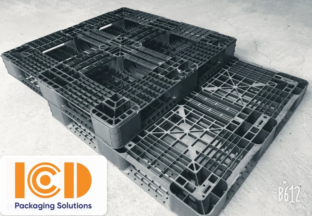 Hai pallet nhựa cũ màu đen kích thước 1000 x 1000 x 120 mm chất liệu PP của ICD Việt Nam