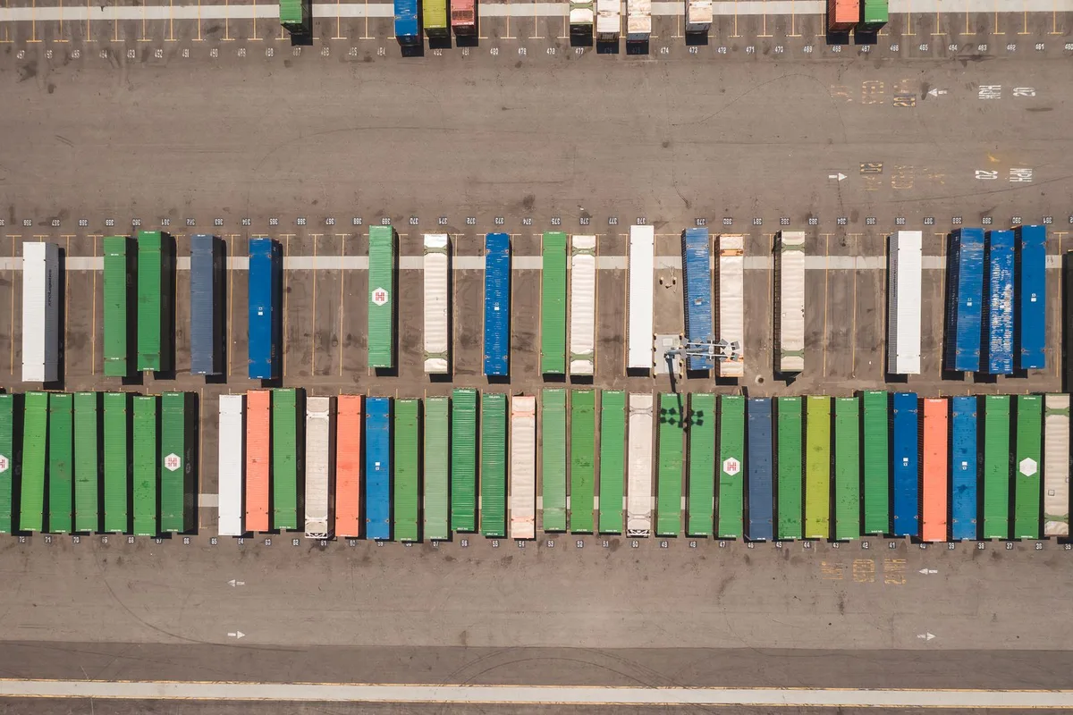 Bãi container tại cảng nhìn từ trên cao