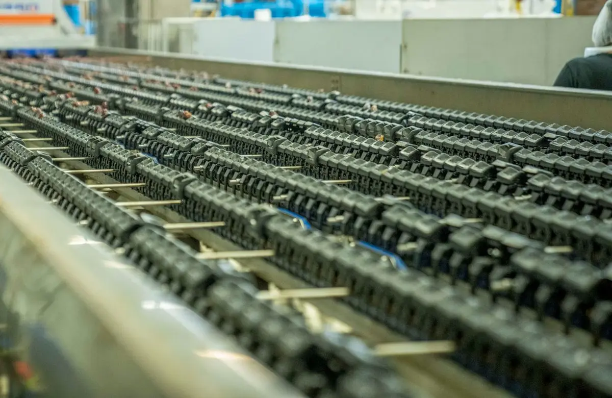 Long chain conveyor in a production workshop