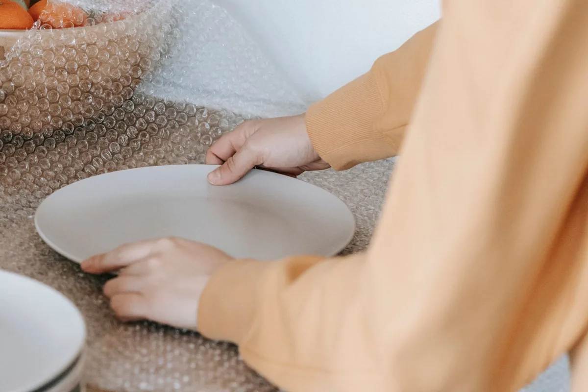 Đĩa sứ đặt trên lớp màng bong bóng khí chuẩn bị bọc