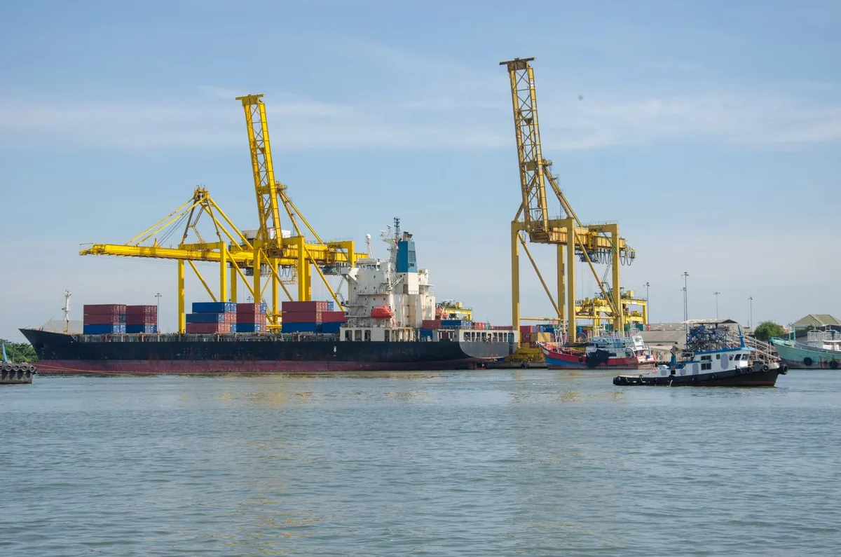 Tàu container và cần cẩu tại cảng biển