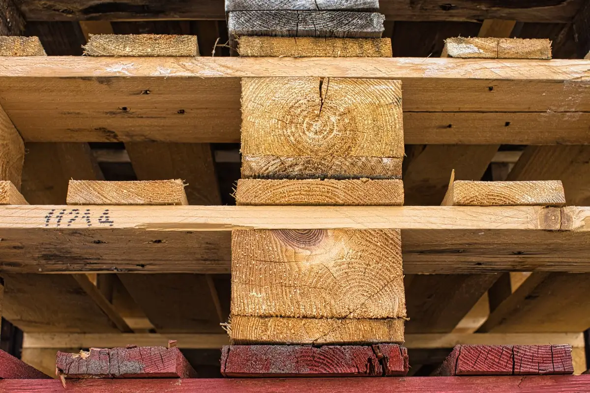 Cận cảnh khối kê và thanh gỗ của các pallet gỗ xếp chồng