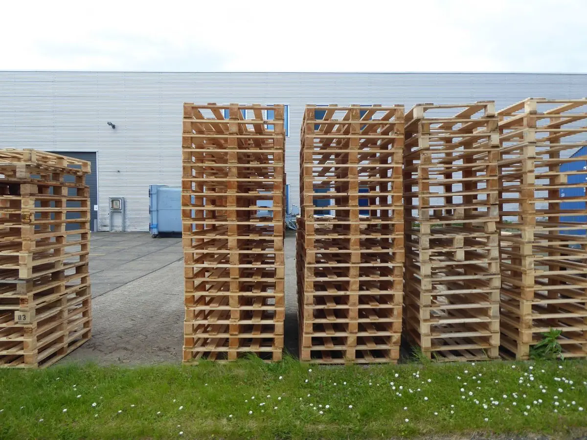 Chồng pallet gỗ xếp ngoài kho