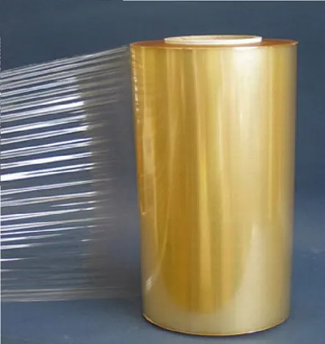 Cuộn màng PVC mỏng màu vàng nhạt dùng bọc thực phẩm với một đoạn màng đang kéo ra