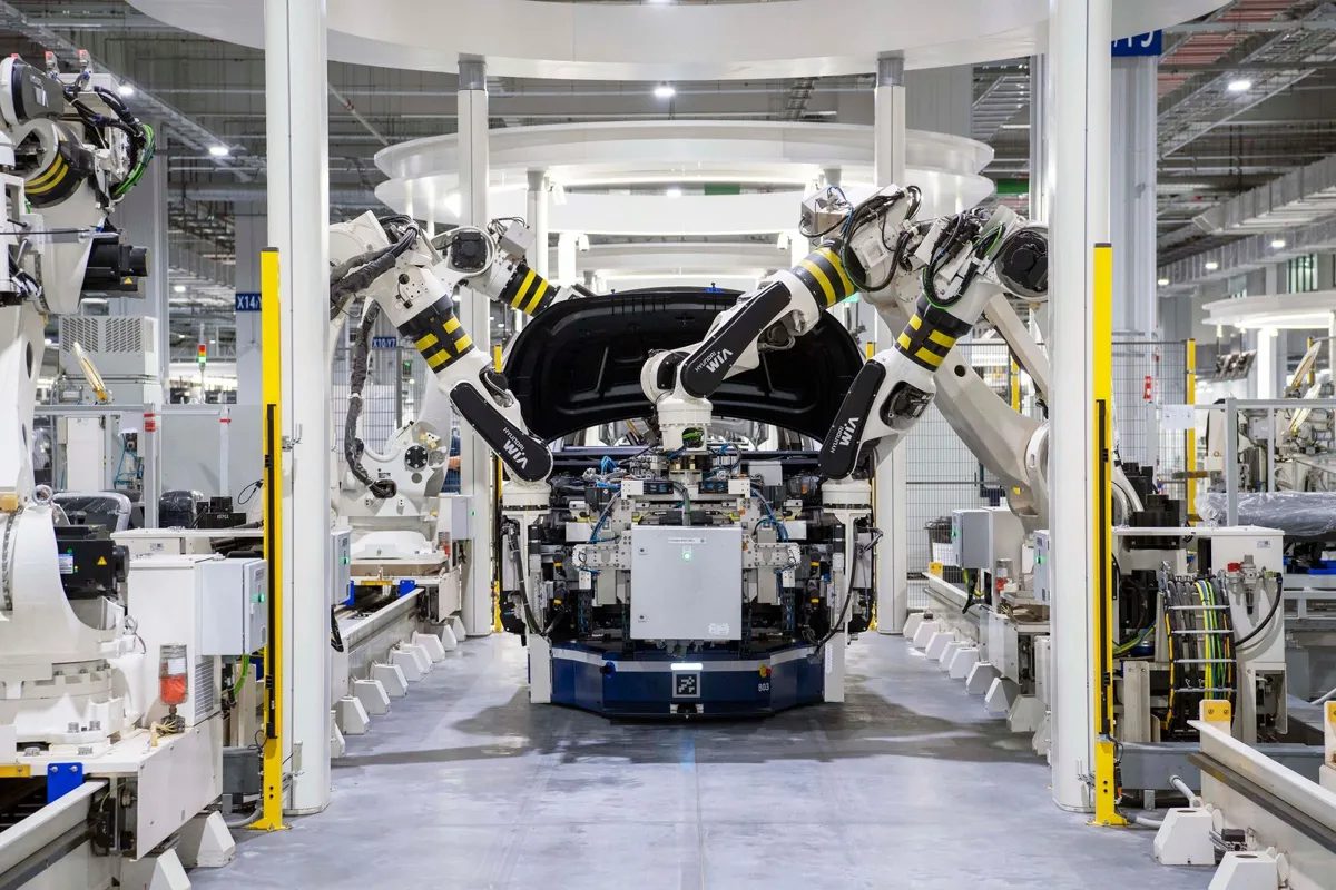Dây chuyền lắp ráp thân xe ô tô với nhiều cánh tay robot