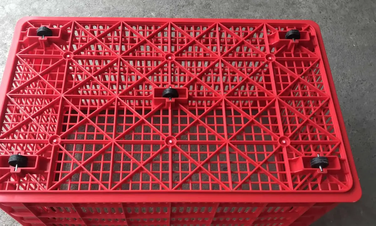Đáy sọt nhựa 5 bánh xe ICD lật ngửa, 4 bánh ở góc và 1 bánh ở giữa