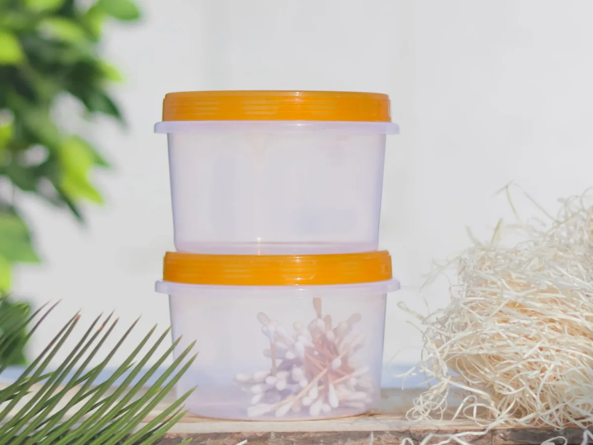 Hai hộp nhựa trong mờ nắp màu cam xếp chồng