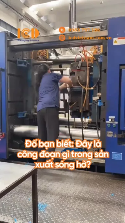 Để có một chiếc thùng nhựa xinh xẻo bền bỉ trên tay, không chỉ máy móc, các công nhân cũng đã làm…