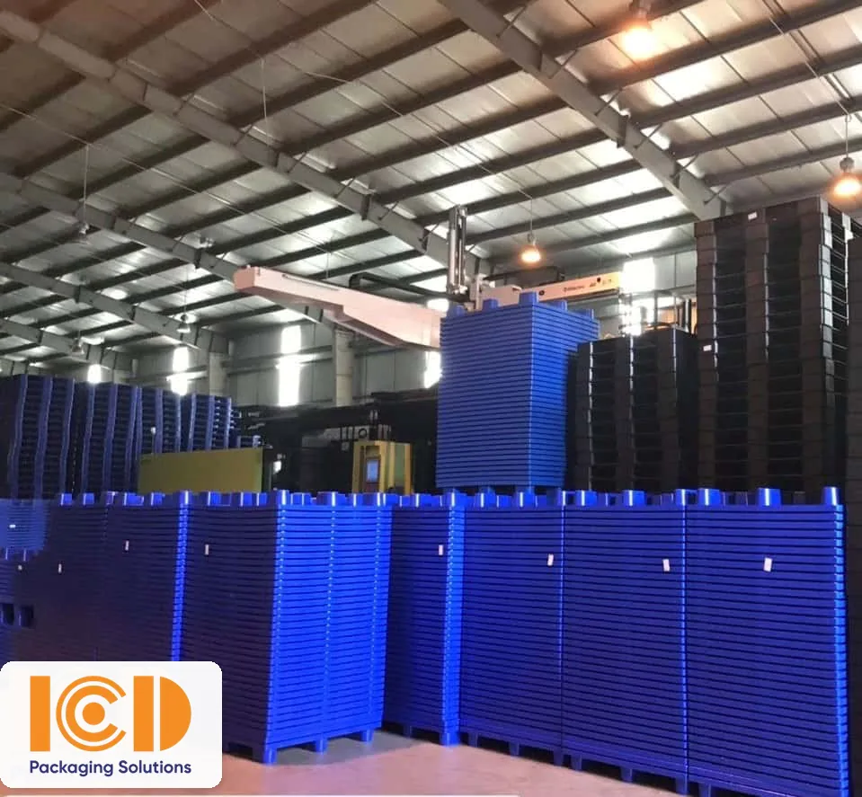 Nhiều chồng pallet nhựa cũ màu xanh xếp cao theo từng mã trong nhà xưởng ICD Việt Nam