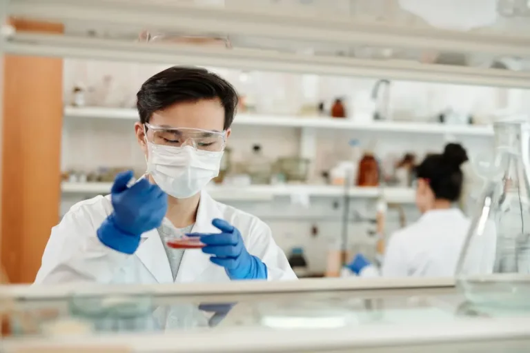 Kỹ thuật viên kiểm nghiệm mẫu trong phòng thí nghiệm