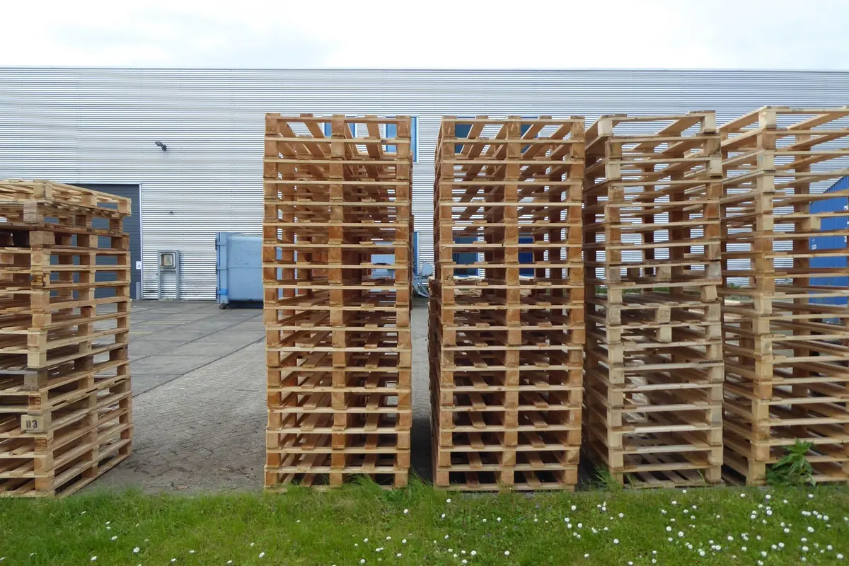 Chồng pallet gỗ xếp ngoài kho