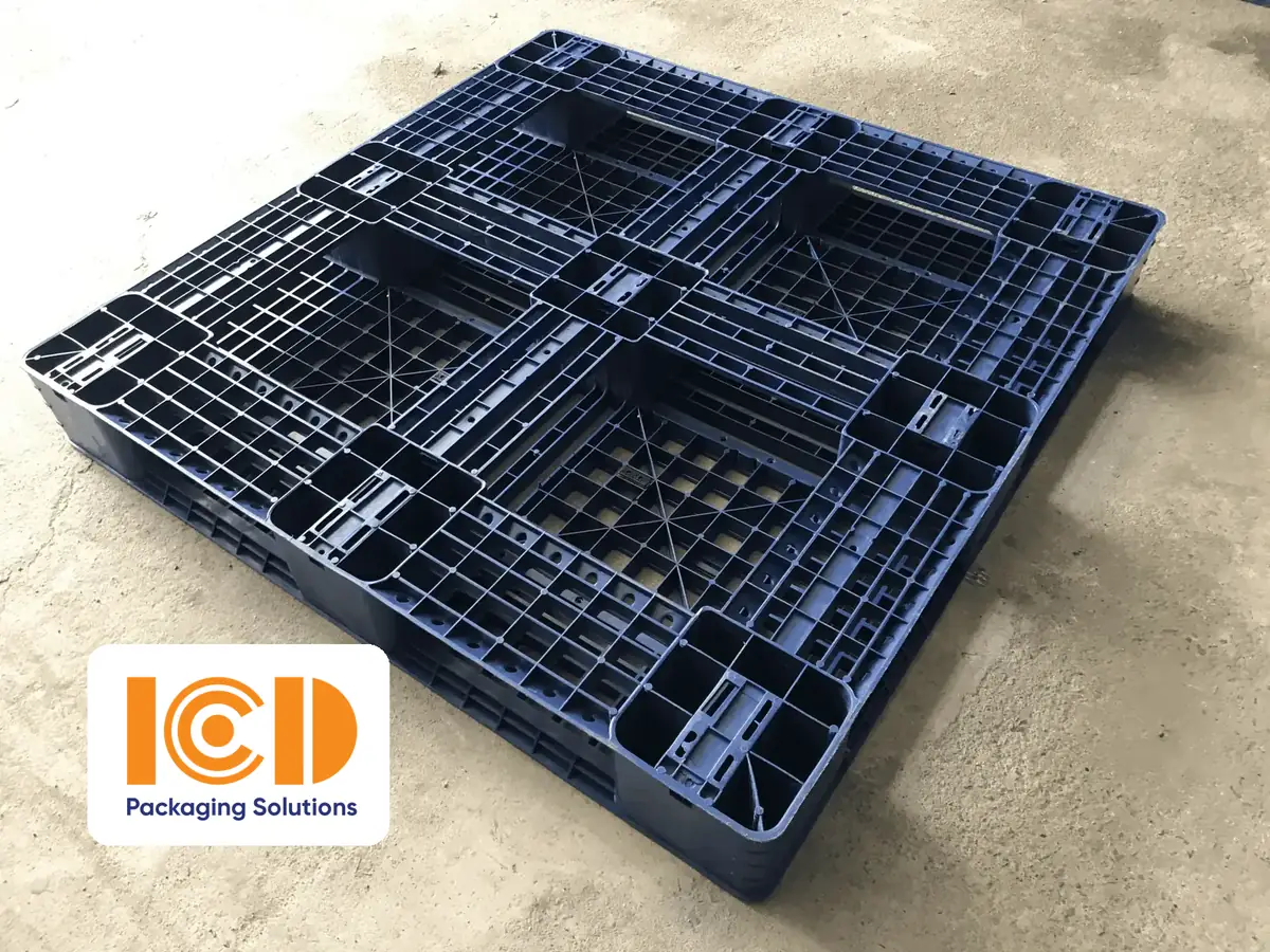 Pallet nhựa IPS WMV1212-VN-RC 1200x1200x150 mm nhìn từ góc thấy các khối chân vuông