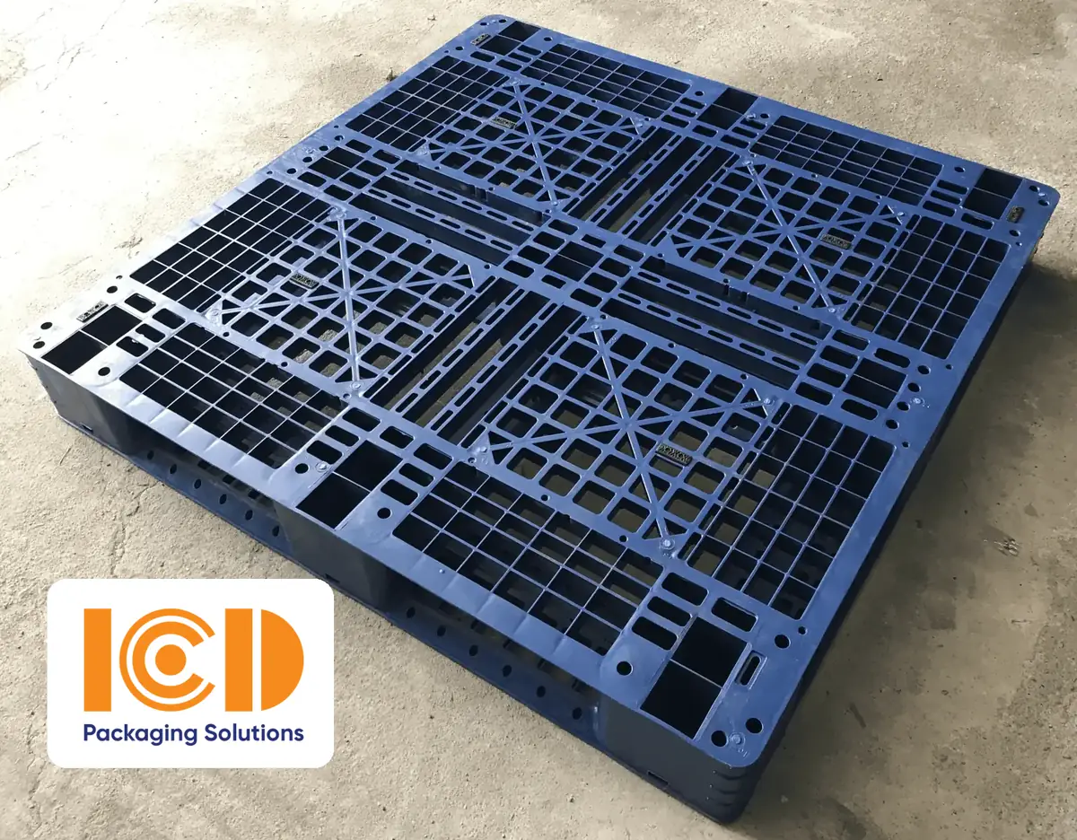 Pallet nhựa 1200x1200x150 mm mặt lưới hở màu xanh dương mã IPS WMV1212-VN-RC đặt trên nền xi măng