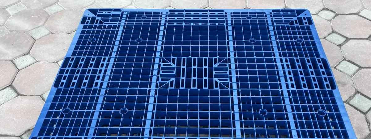 Top deck of an ICD double-face plastic pallet with grid-pattern reinforcing ribs