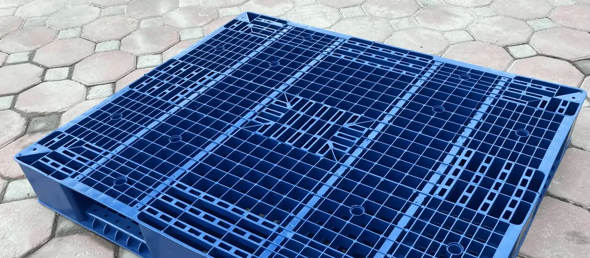 ICD double-face plastic pallet, 1200 x 1000 x 150 mm, seen from the side with a solid bottom deck