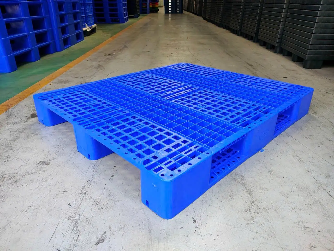 Pallet nhựa mặt lưới 3 chân 1300x1100x155 mm màu xanh dương, mặt trên đúc ô lưới hở