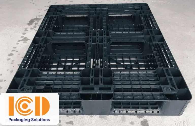 Mặt đáy pallet nhựa đen kích thước 1000 x 1200 x 150 mm với hệ gân, chân và thanh giằng