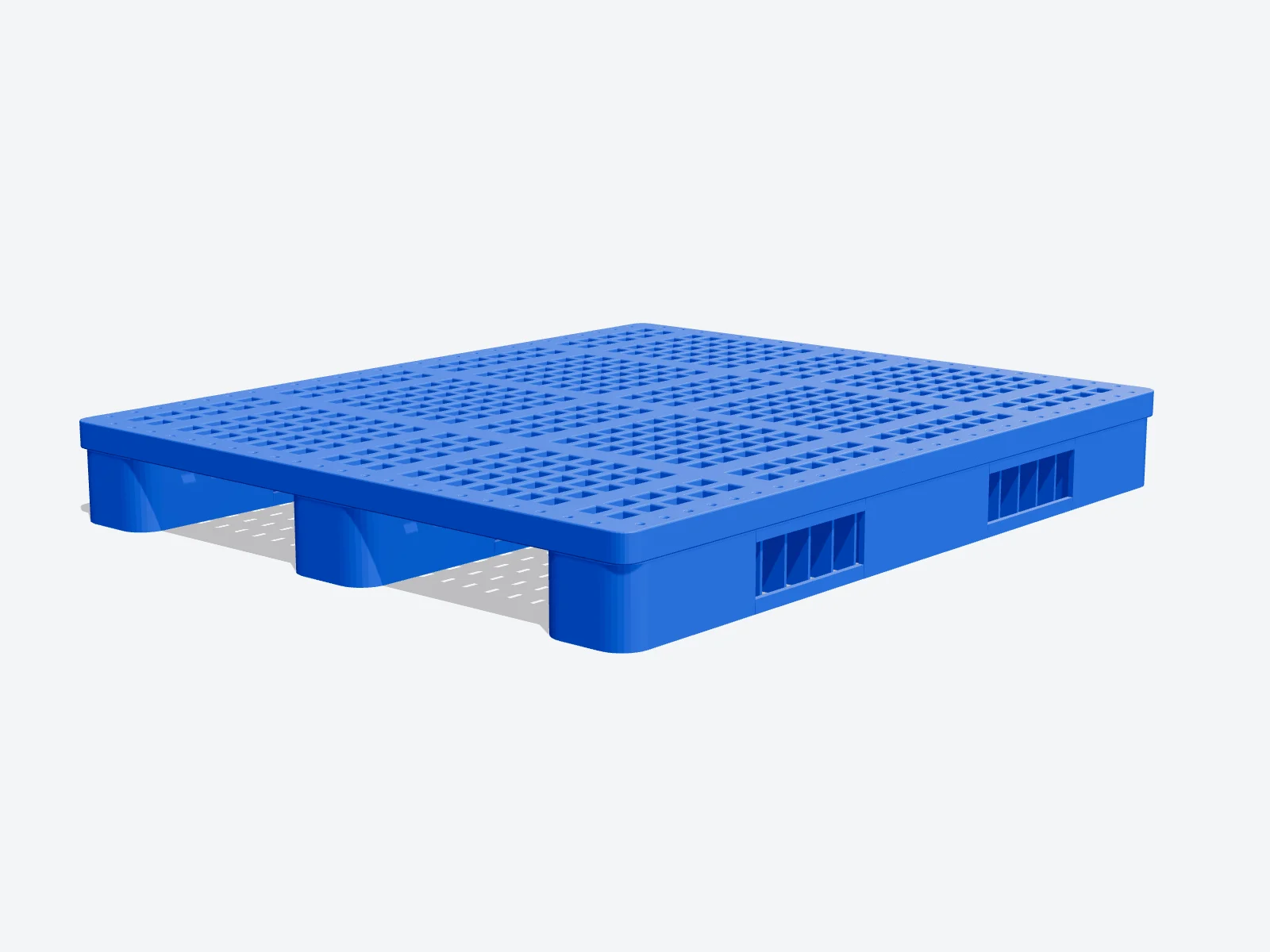 Ảnh dựng 3D pallet nhựa 3 chân mặt lưới nhìn nghiêng, thấy khoang luồn càng giữa các thanh chân và cửa khoét bên hông