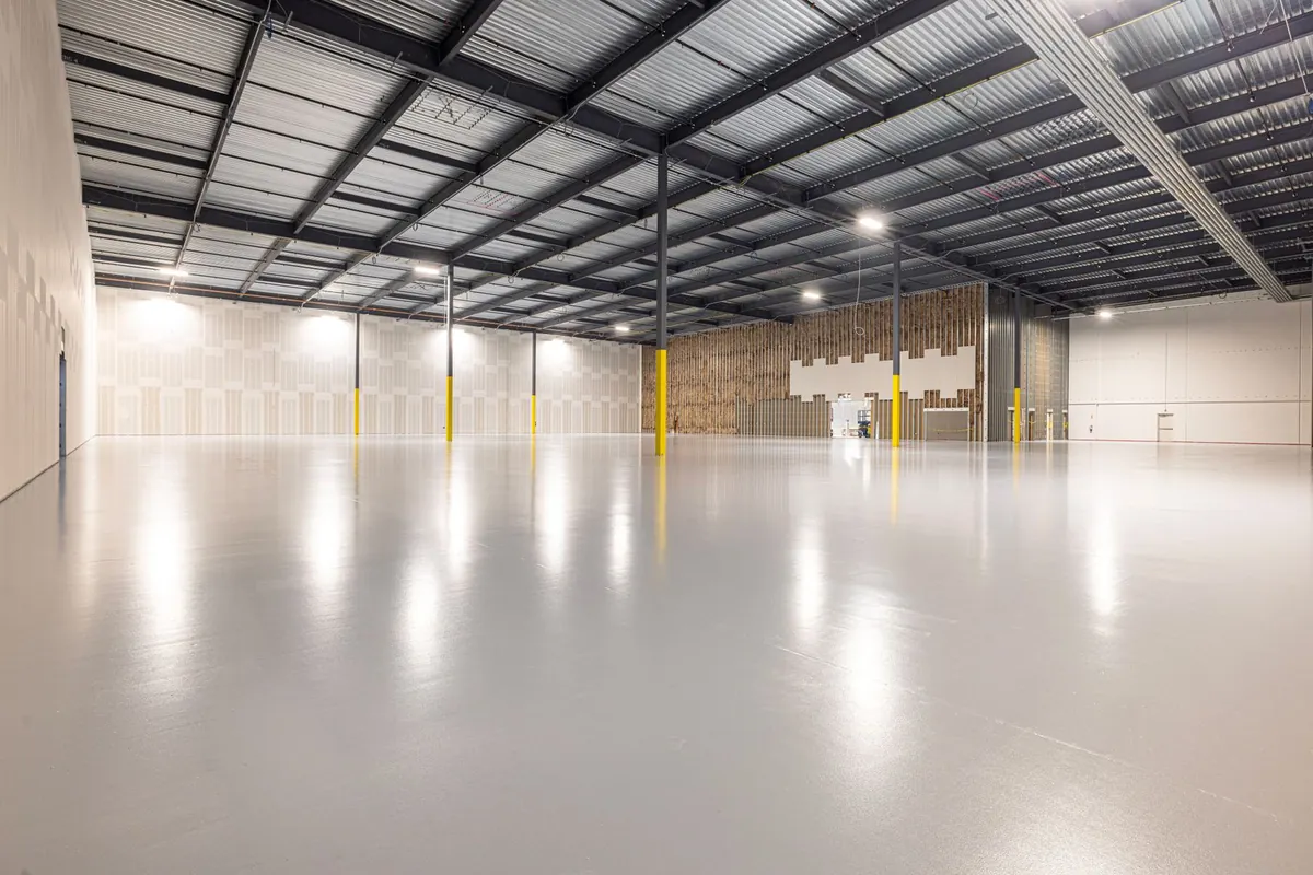Clean, dry and ventilated warehouse floor where plastic pallets are placed after washing