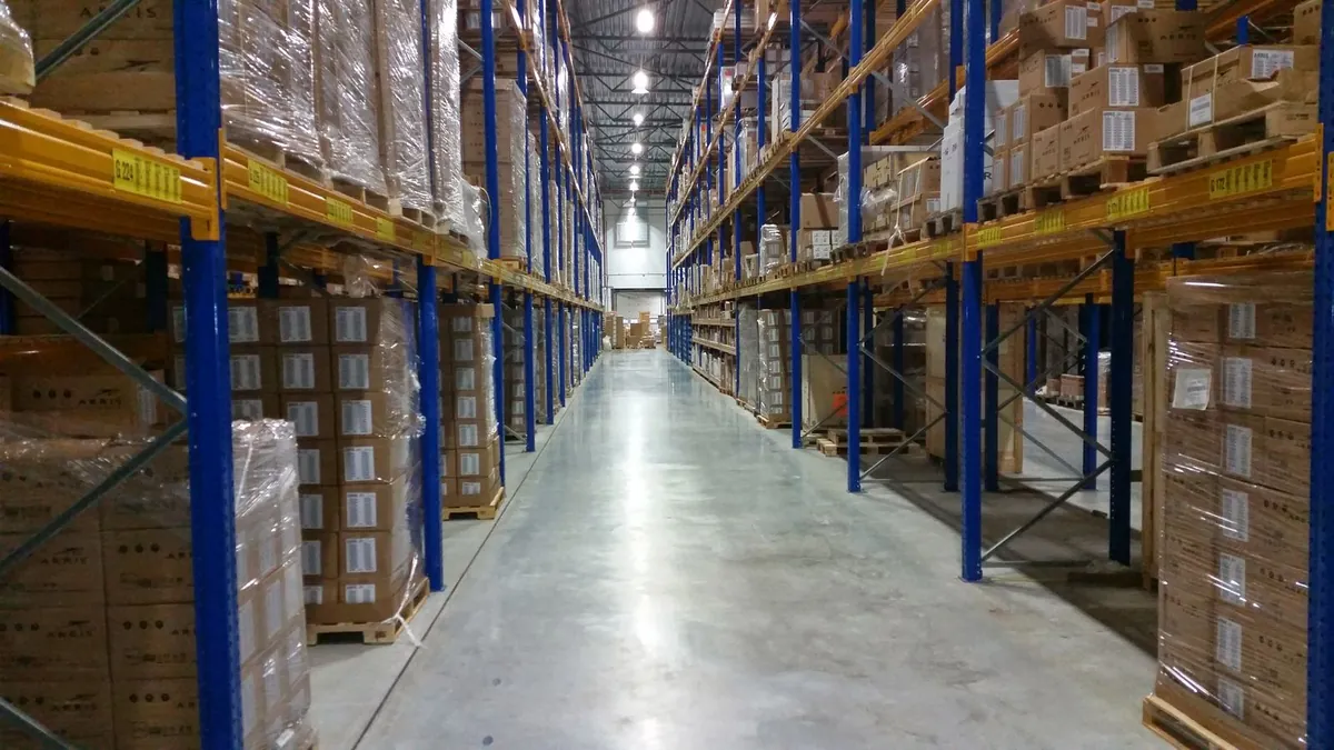 Dãy kệ kho cao tầng chứa hàng đóng thùng trên pallet