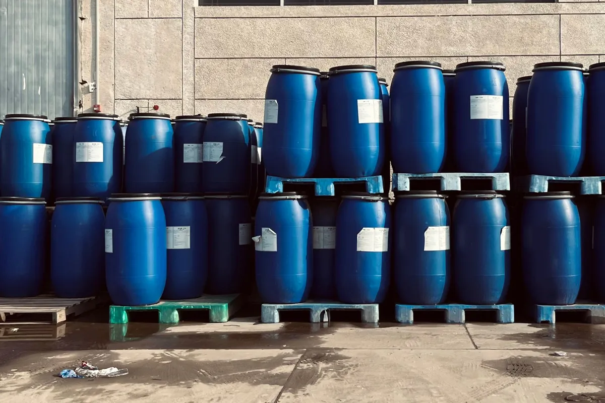 Phuy nhựa HDPE màu xanh xếp trên pallet ngoài kho