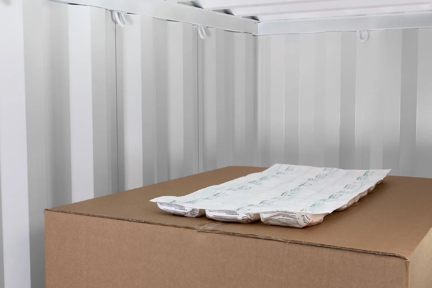 Tấm hút ẩm Blanket-C đặt trên pallet trong container