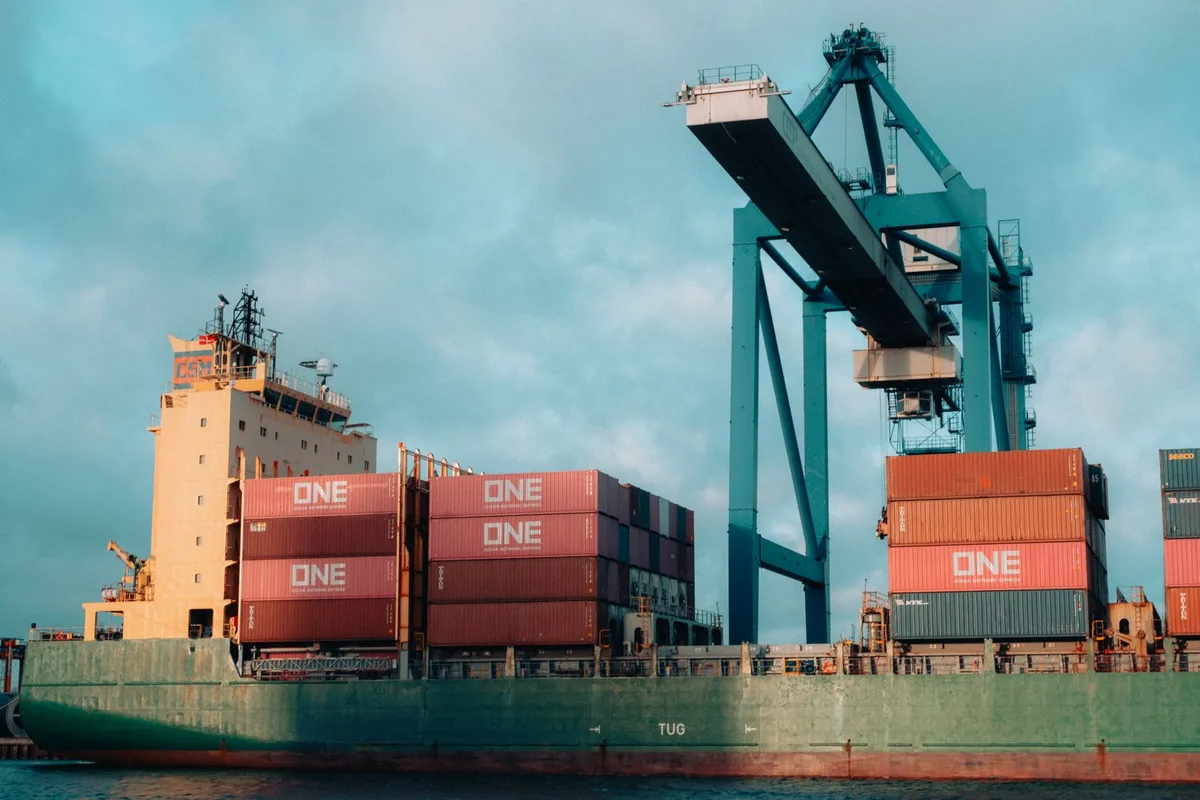 Tàu container đang bốc xếp tại cảng