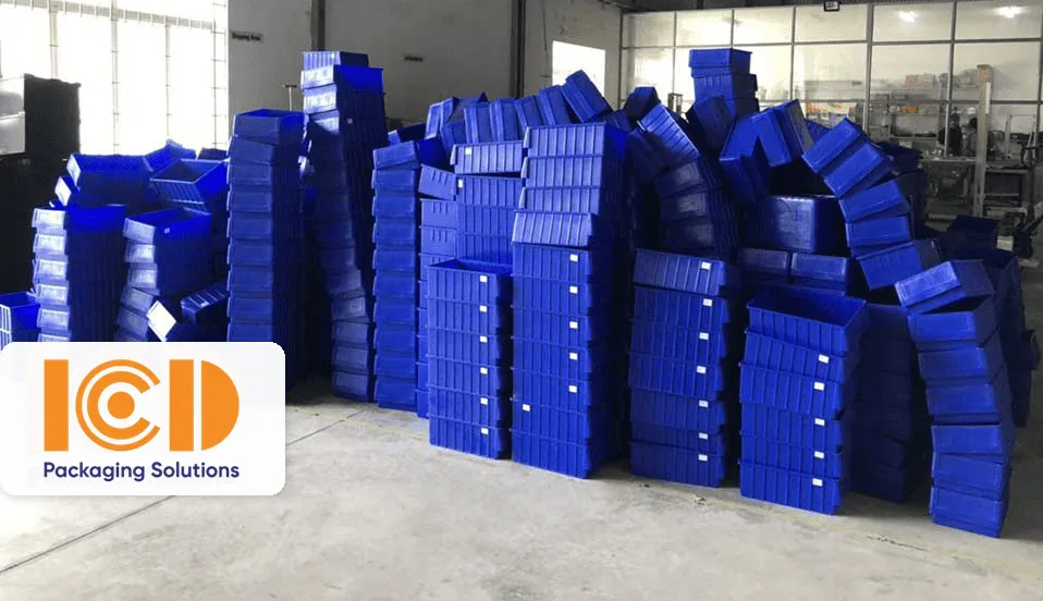 Thùng nhựa đặc ICD KPT01 màu xanh xếp chồng trong kho