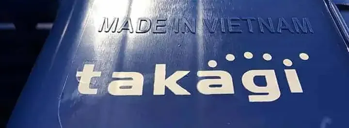 Thùng nhựa có chữ Made in Vietnam đúc nổi từ khuôn và logo khách hàng in trắng