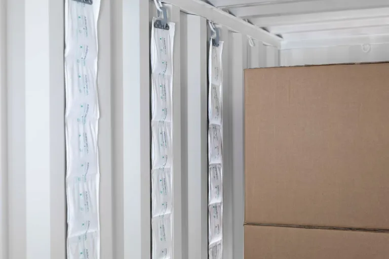 Túi hút ẩm treo dọc vách container bên cạnh kiện hàng