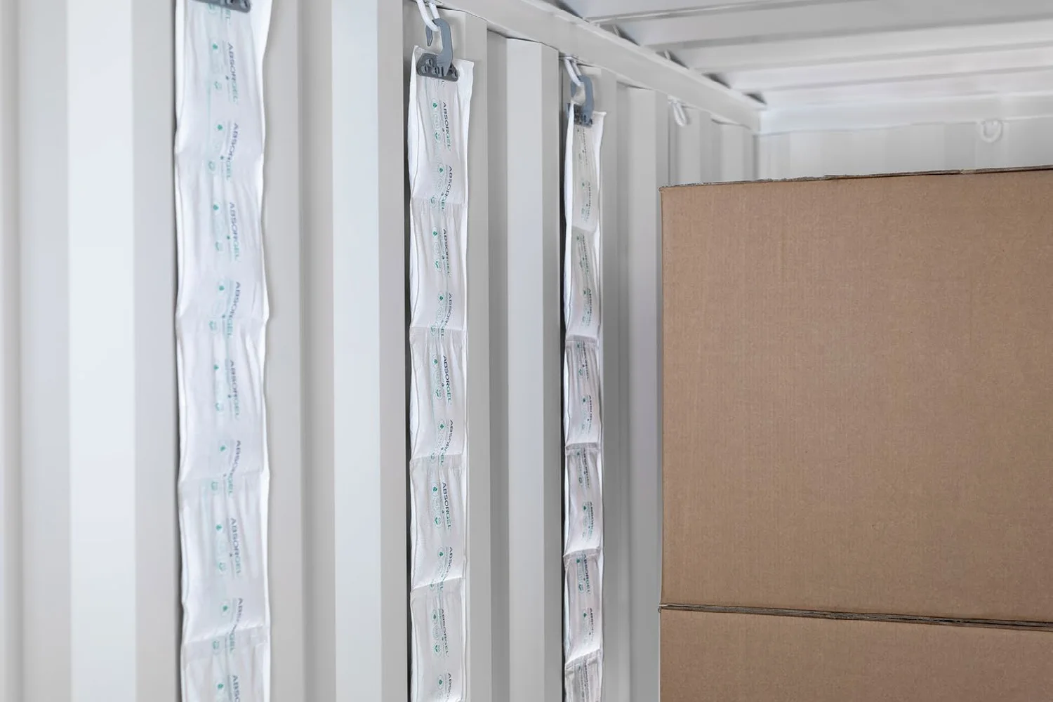 Túi hút ẩm canxi clorua treo trong container