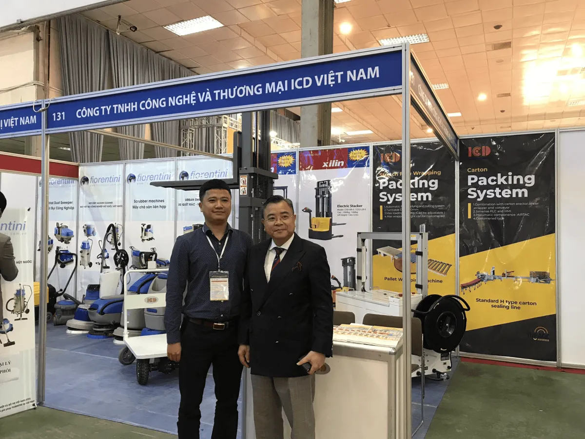 Đại diện ICD Việt Nam và đối tác chụp ảnh tại gian hàng VIMEXPO 2020