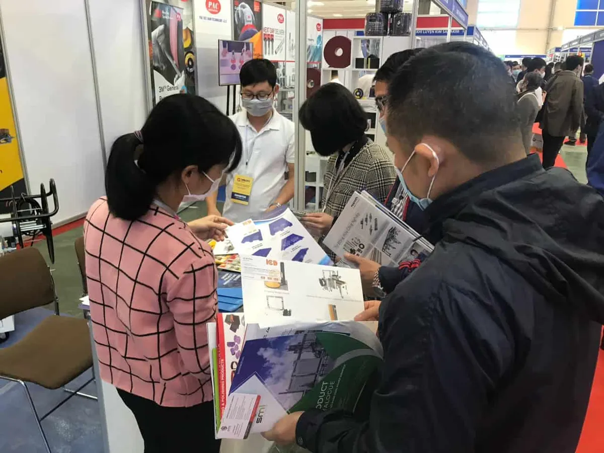 Khách tham quan xem tài liệu tại gian hàng ICD Việt Nam, VIMEXPO 2020