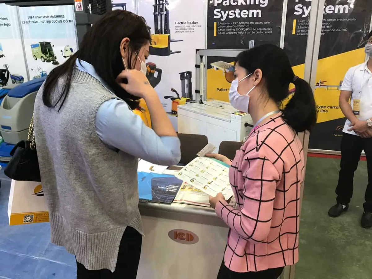 Nhân viên ICD Việt Nam tư vấn cho khách tham quan tại VIMEXPO 2020