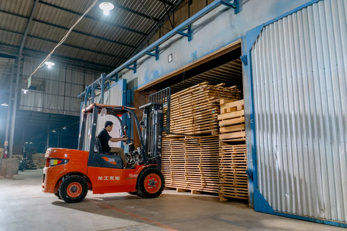 Xe nâng đưa các kiện gỗ xẻ vào buồng sấy gỗ công nghiệp